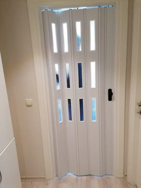 Dikey cam bölmeli beyaz kapı