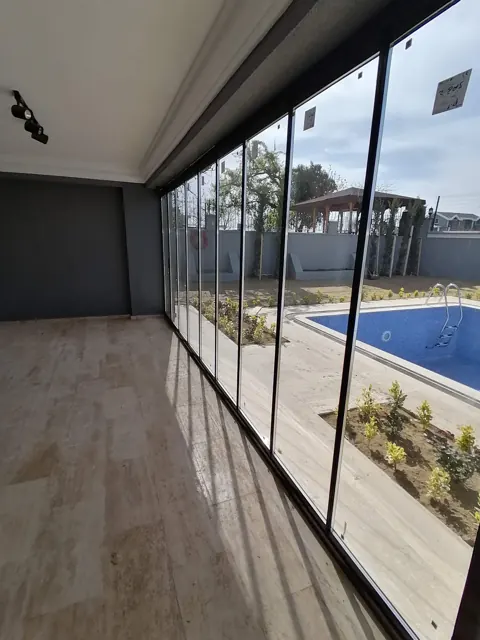 Cam panellerle çevrili balkon