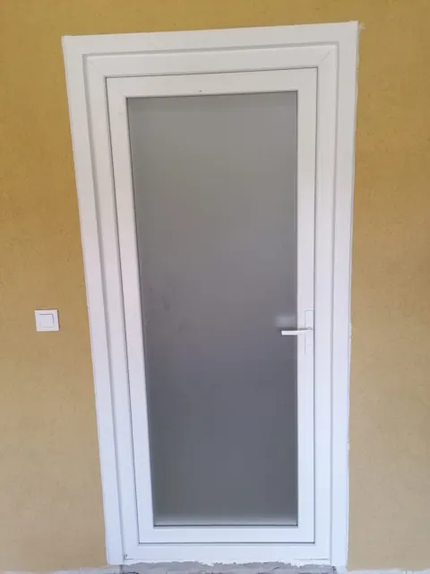 Beyaz çerçeveli camlı kapı