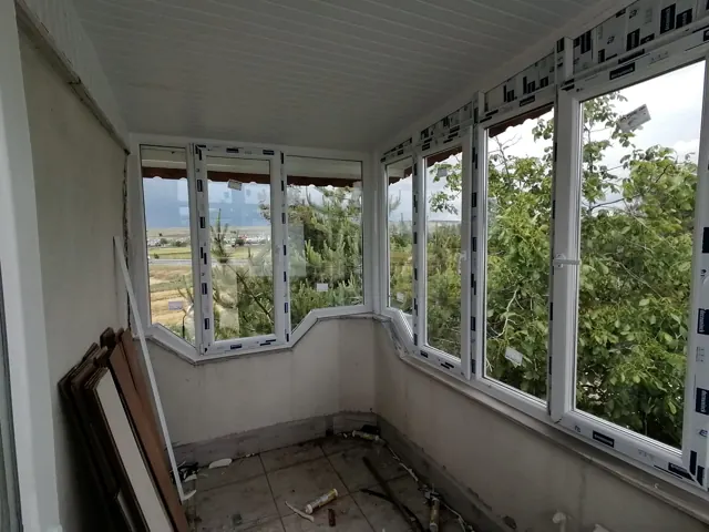 Beyaz çerçeveli kapalı balkon pencereleri
