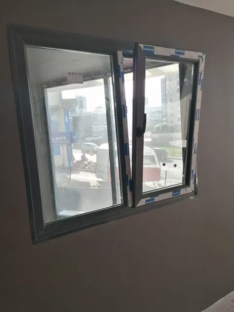 Gri çerçeveli açılır pencere