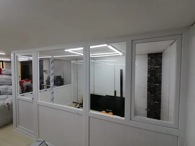 Beyaz çerçeveli cam ofis bölmesi