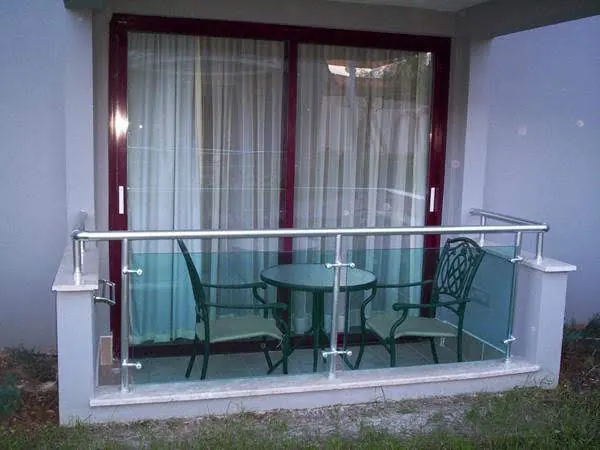 Balkon önünde cam ve metal korkuluk