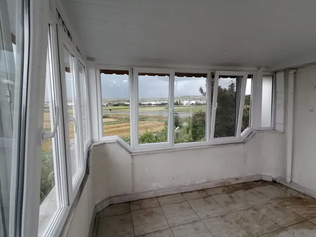Beyaz çerçeveli kapalı balkon pencereleri