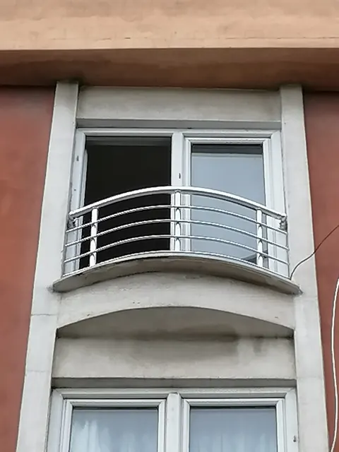 Pencere önünde kavisli metal korkuluk