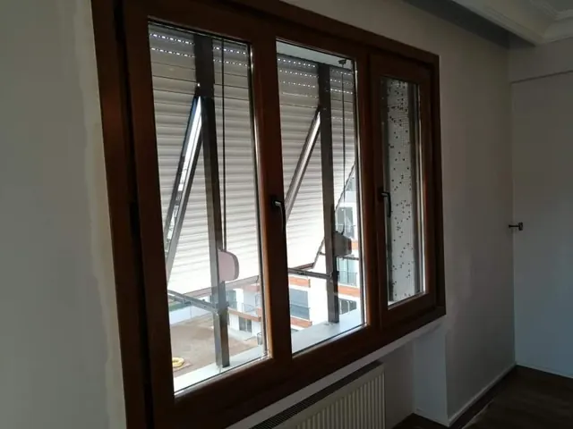 Ahşap görünümlü açılır pencere