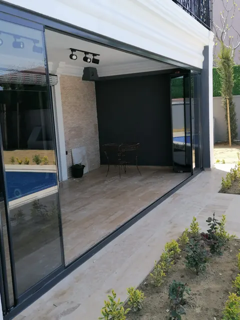 Cam panellerle çevrili veranda