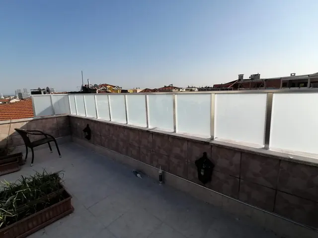 Teras kenarında cam korkuluk