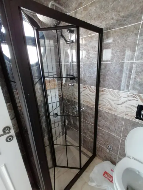 Siyah profilli kare duşakabin